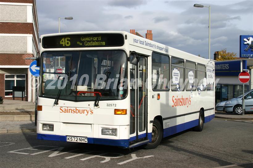 32572