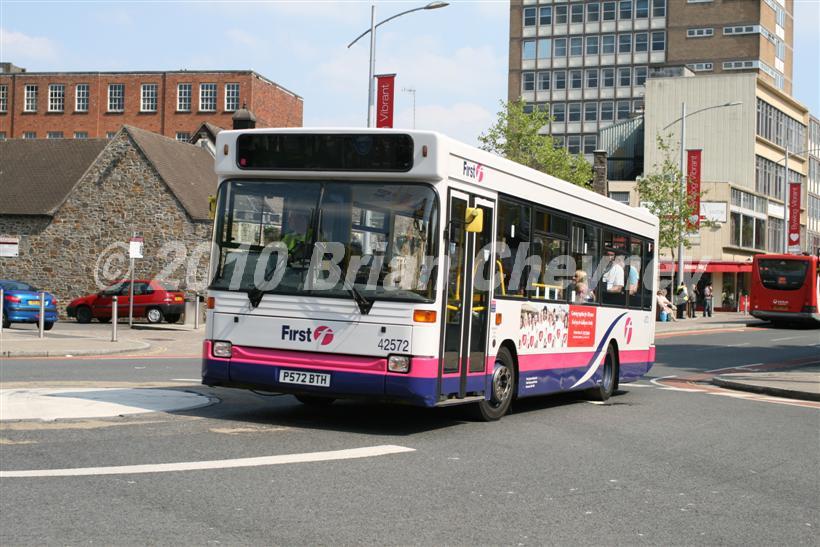 42572